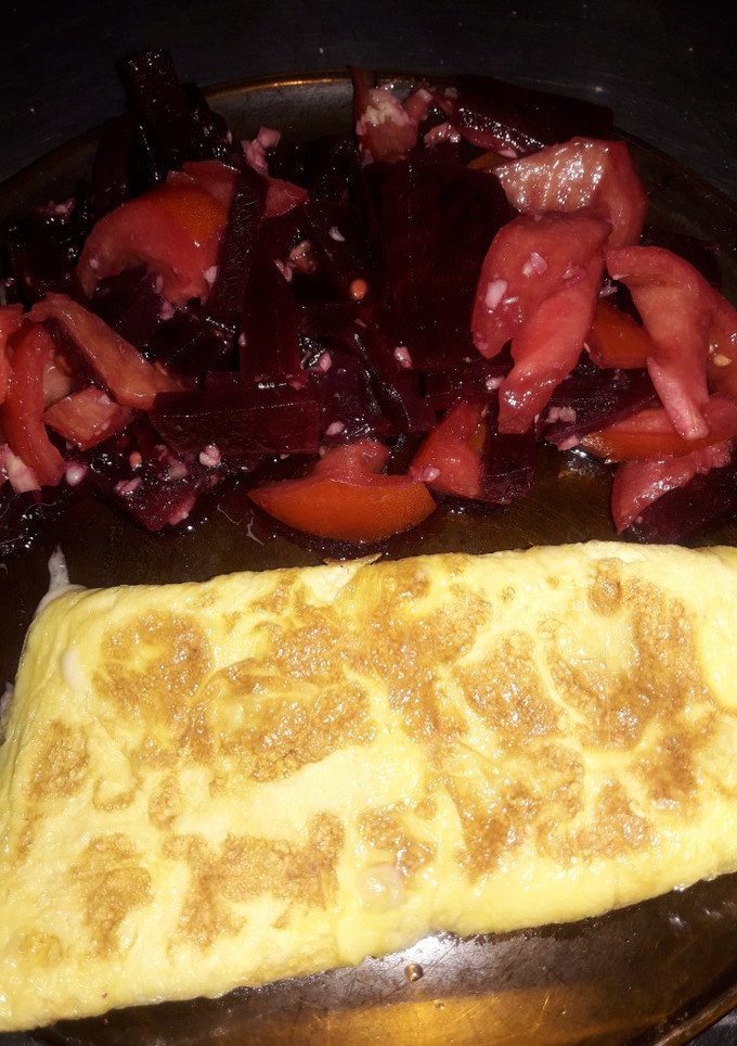 Una foto de Omelette con Muzzarella y Ensalada de Remolacha tomate y ajo
