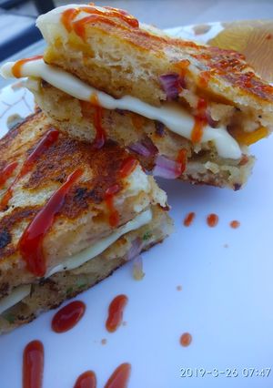 कुलचा सूजी चीज़ सैन्डविच (Kulcha suji cheese sandwich recipe in Hindi) रेसिपी मुख्य फोटो
