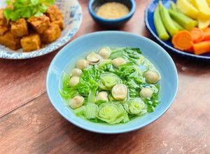 Hình của món Canh Cải Xoăn Nấu Nấm Rơm.