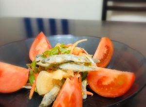 Una foto de Escabeche con Cornalitos fritos y ají NANBAN Japonés NANBAN DUQUE🇺🇾🇯🇵小魚（藤五郎鰯）の南蛮漬け