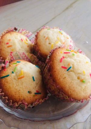 A picture of Vanilla cup cakes.