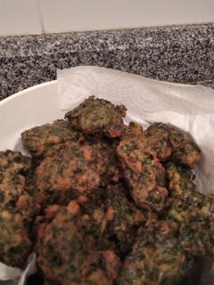 Una foto de Buñuelitos súper deli con hojas de remolacha y pocos ingrediente