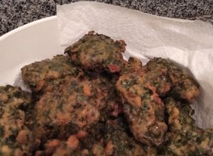 Una foto de Buñuelitos súper deli con hojas de remolacha y pocos ingrediente
