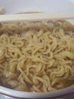Una foto de Sopa de fideos chinos con soja y harissa