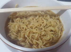 Una foto de Sopa de fideos chinos con soja y harissa