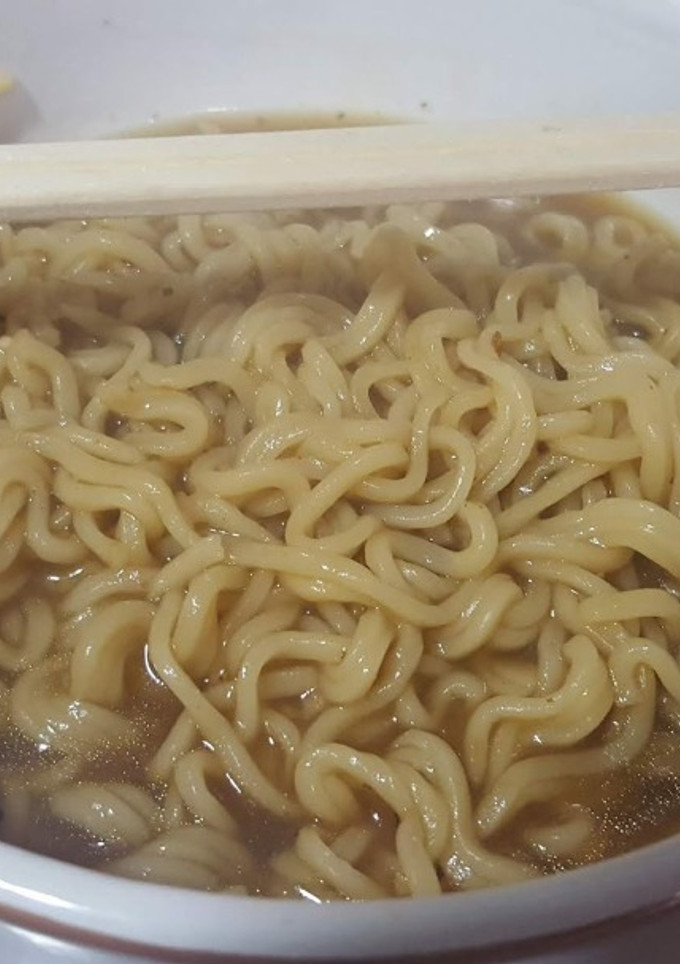 Una foto de Sopa de fideos chinos con soja y harissa