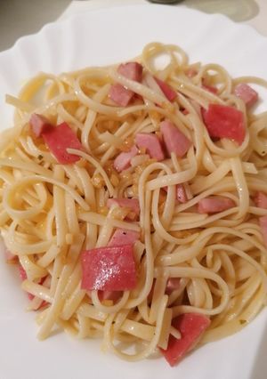 Una foto de Tallarines al ajillo con mortadela y jamón de pavo