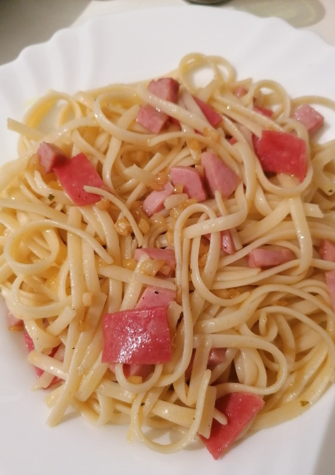 Una foto de Tallarines al ajillo con mortadela y jamón de pavo