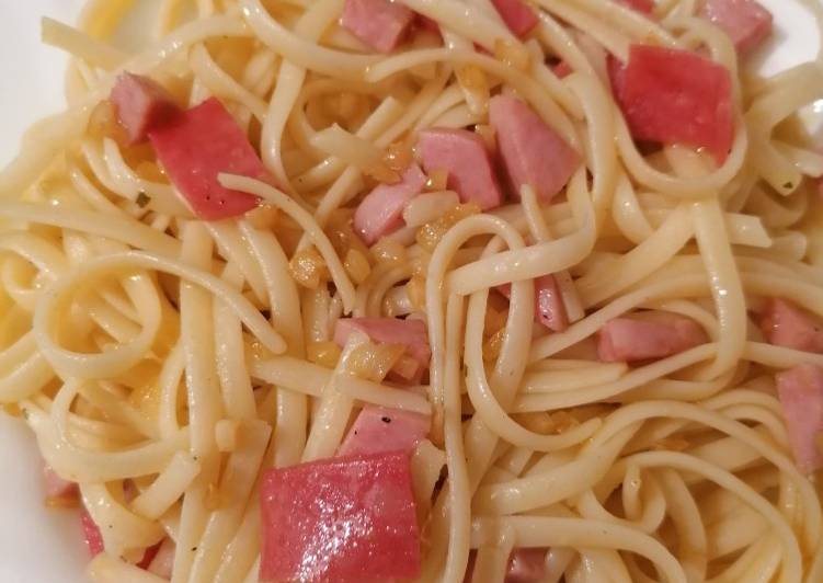 Tallarines al ajillo con mortadela y jamón de pavo