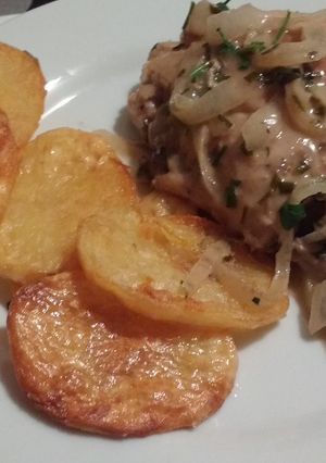 Una foto de Pollo al Limón en la Essen con Papas Españolas al Horno