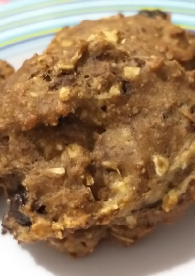 Una foto de Cookies integrales de avena, cacao y chips de chocolate