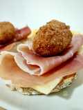 Tosta de jamón y queso manchego con croqueta de pato y foie