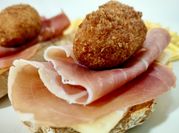Una foto de pato de jamón y queso