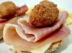 Foto principal de Tosta de jamón y queso manchego con croqueta de pato y foie