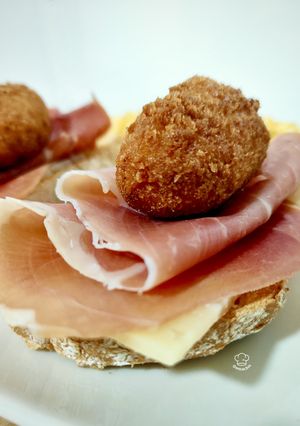 Una foto de Tosta de jamón y queso manchego con croqueta de pato y foie