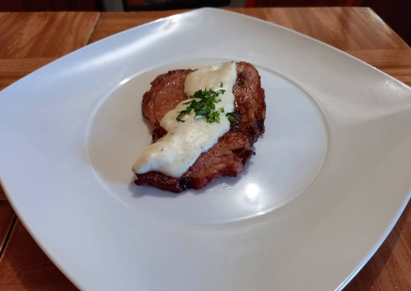 Chuletas de cerdo con salsa bechamel