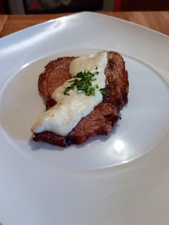 Una foto de Chuletas de cerdo con salsa bechamel