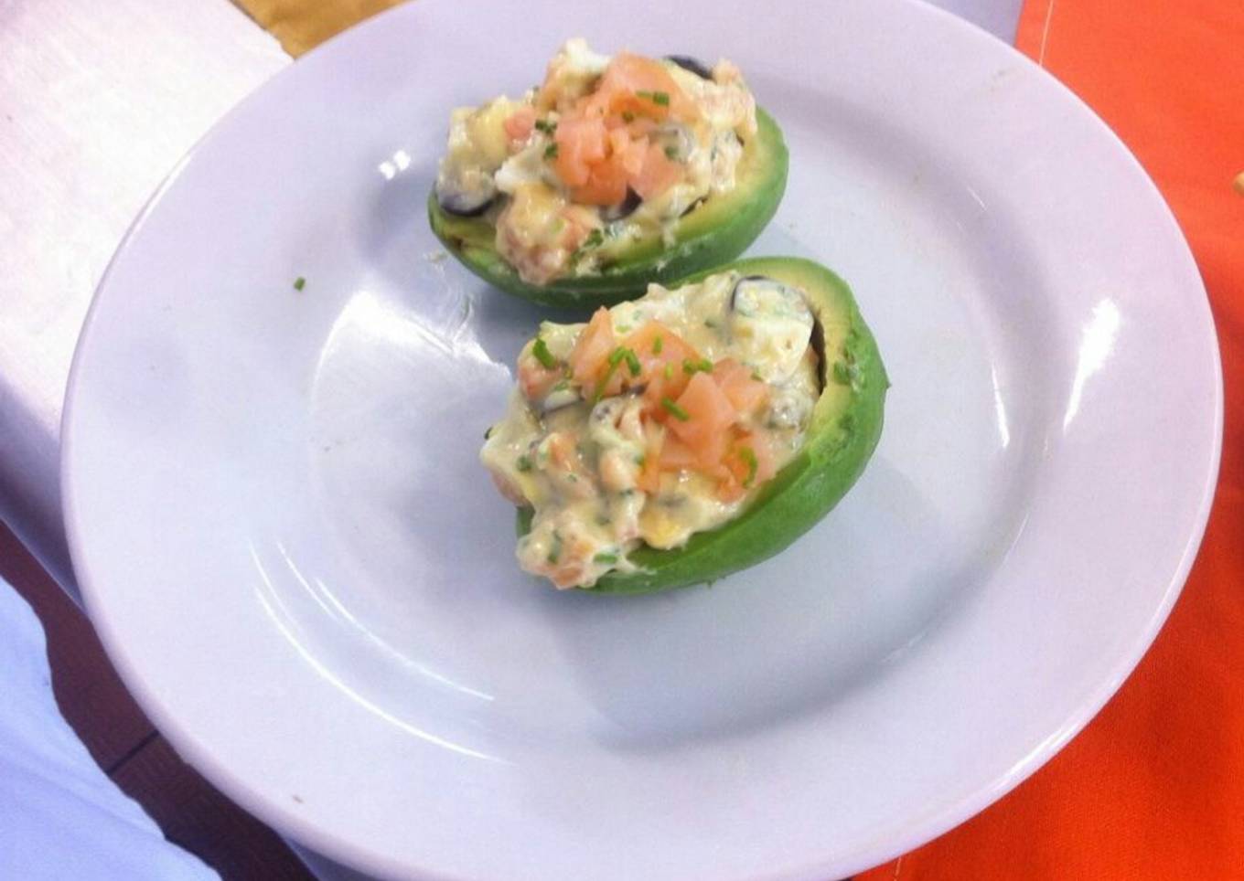 Aguacate relleno de salmón