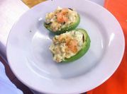 Una foto de aguacates rellenos de salmon