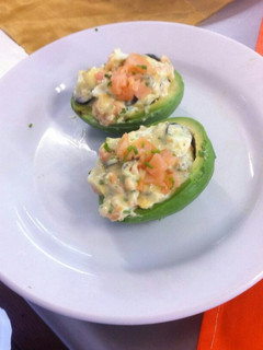Una foto de Aguacate relleno de salmón