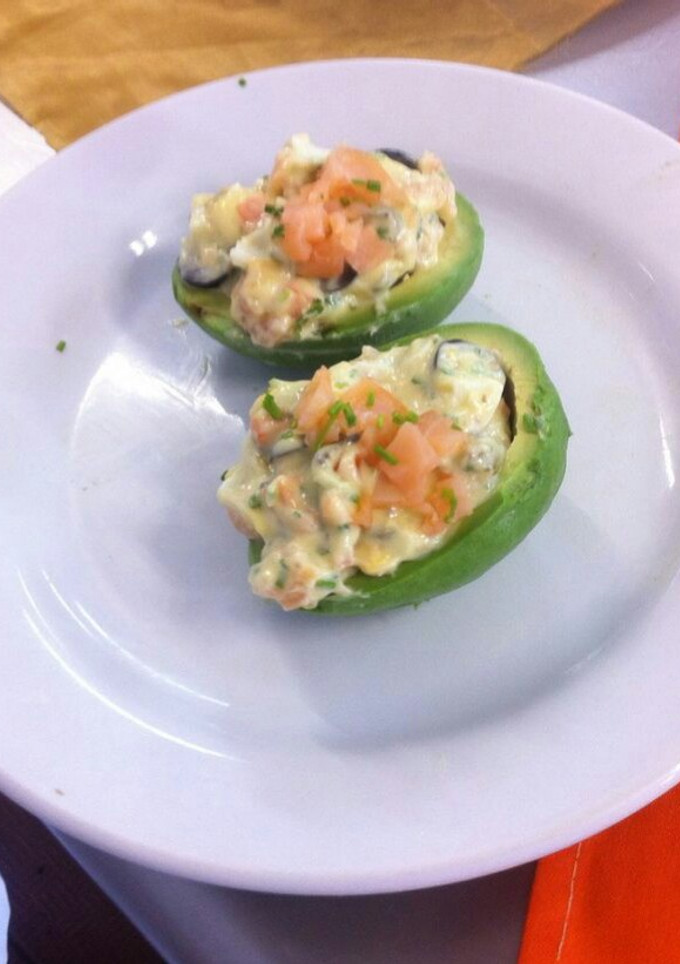 Una foto de Aguacate relleno de salmón