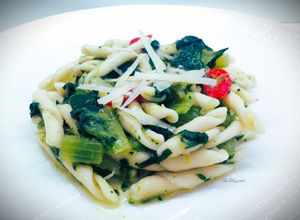 Foto di Strozzapreti con catalogna e ricotta salata