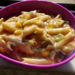 A picture of White sauce pasta.