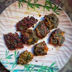 A picture of Thankuni patar bora or Indian pennywort fritters.
