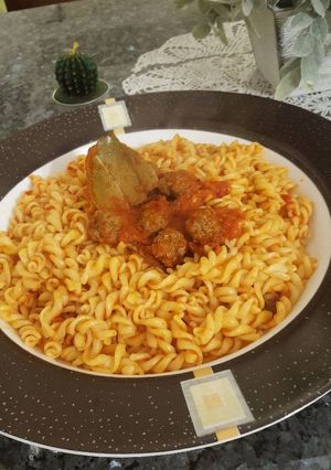 صورة لوصفة مكرونة بصلصة الطماطم وكريات اللحم المفروم