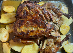 Una foto de Pollo con papas al horno
