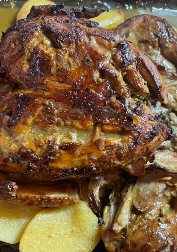 Una foto de Pollo con papas al horno