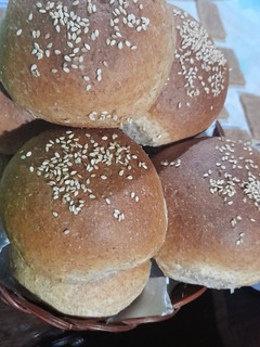 Una foto de PAN DE HAMBURGUESA INTEGRAL "SIN MOLDE" 🍔