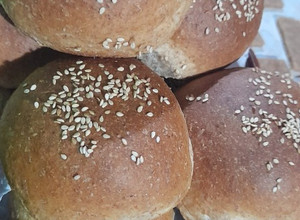 Una foto de PAN DE HAMBURGUESA INTEGRAL "SIN MOLDE" 🍔