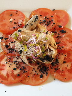 Una foto de Carpaccio gourmet de tomate y ventresca