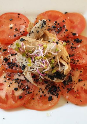 Una foto de Carpaccio gourmet de tomate y ventresca