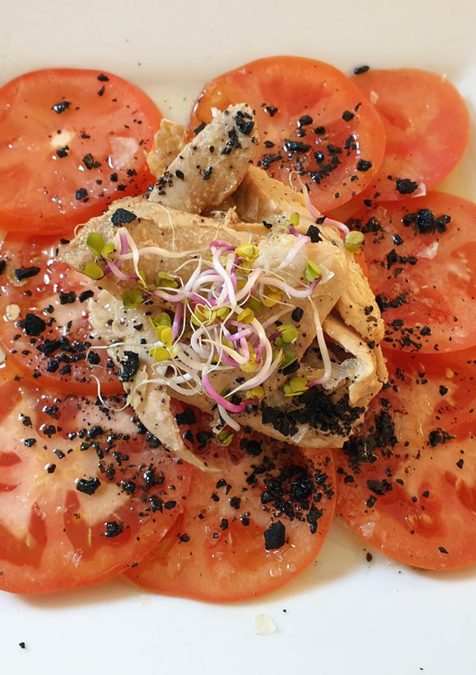 Una foto de Carpaccio gourmet de tomate y ventresca