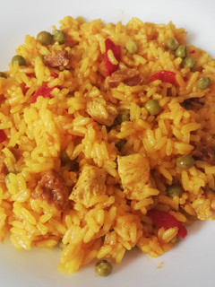 Una foto de Arroz con pollo y chorizo picante