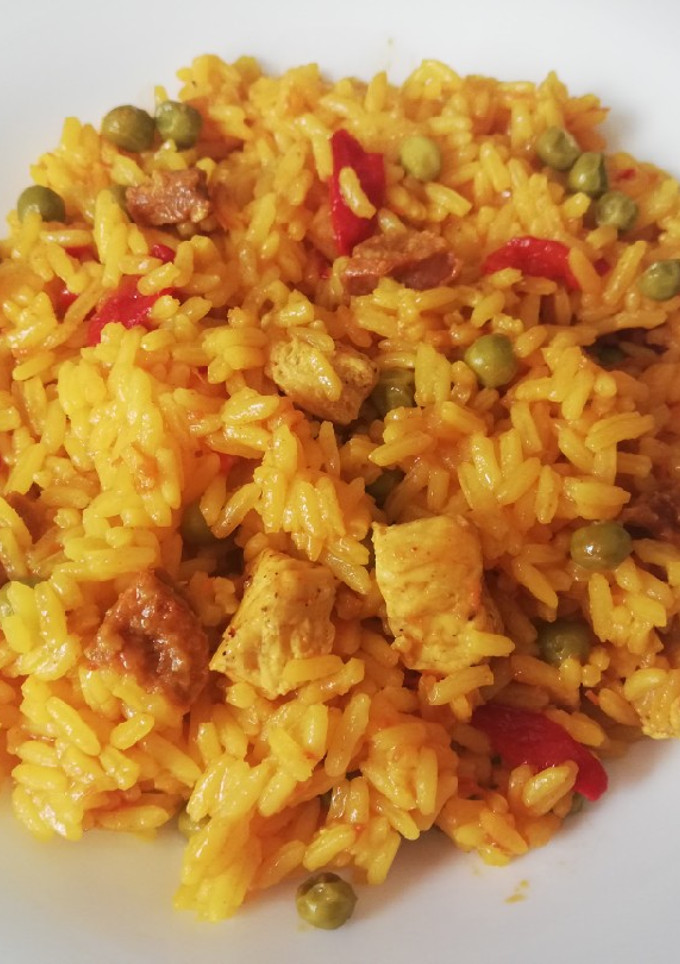 Una foto de Arroz con pollo y chorizo picante