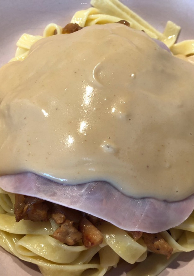 Una foto de Cinta nido con ternera, jamón York y crema de cacahuetes