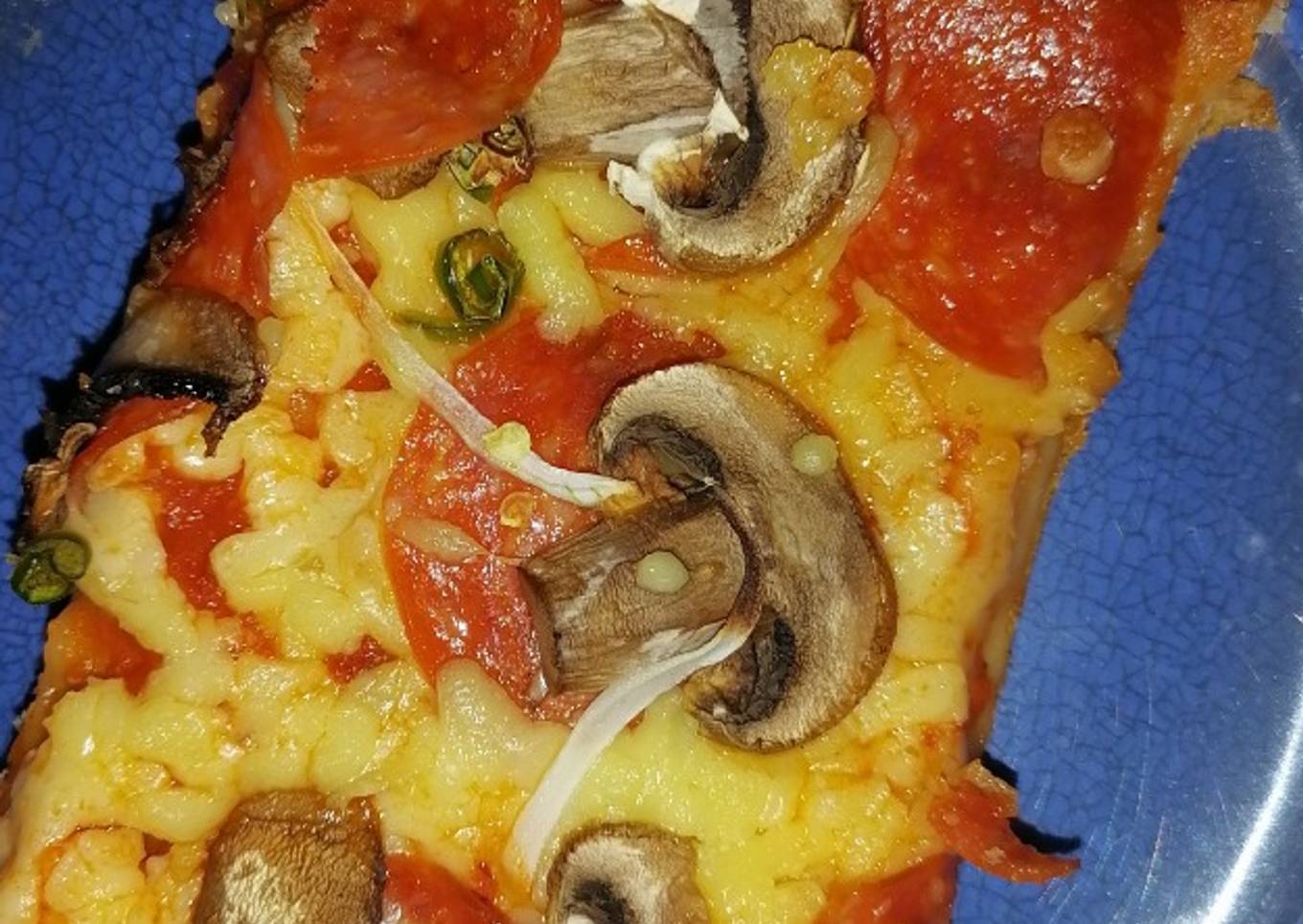 Pizza de pepperoni y champiñones