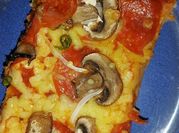 Una foto de pizza de cebollas y champiñones