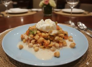 Foto principal de Garbanzos de bote salteados con Tomate, Lechuga y Burrata