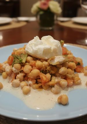Una foto de Garbanzos de bote salteados con Tomate, Lechuga y Burrata