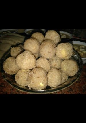 A picture of Coconut ladoo.