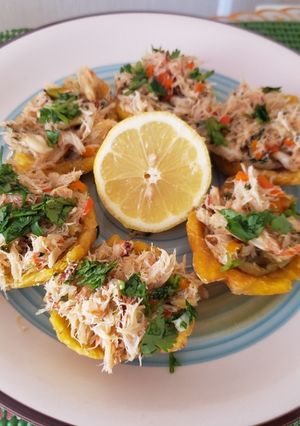 Una foto de Canasticas de plátano rellena de masa de jaiba.🦀