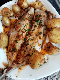 Una foto de Caballa al horno y patatas salteadas