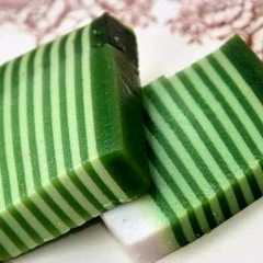 A picture of Kue Lapis.