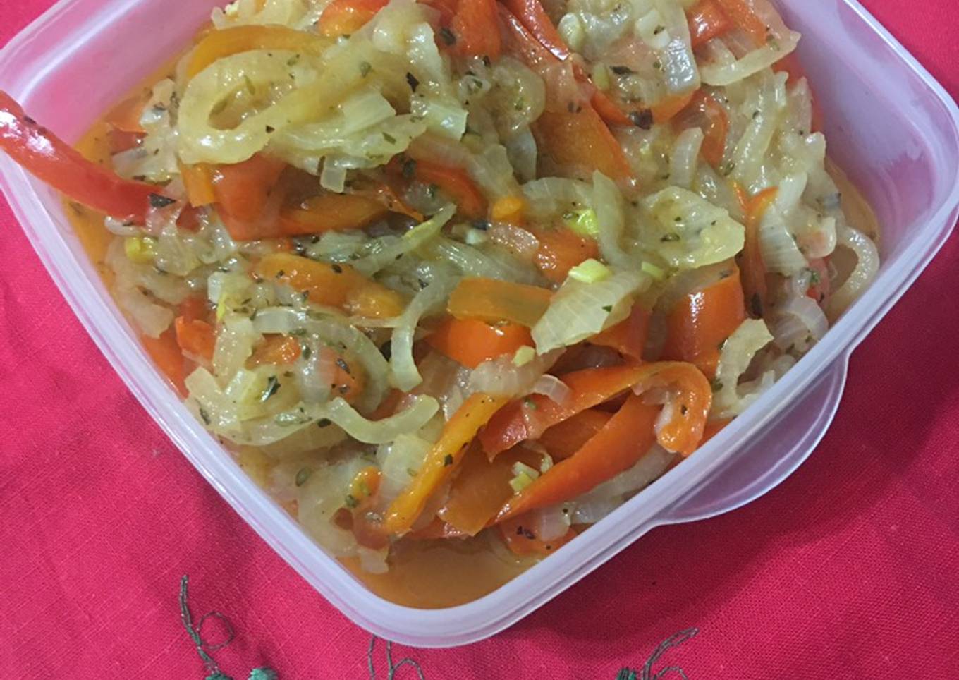 Guarnición de cebolla y morrón para acompañar o elaborar comidas