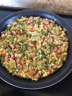 Una foto de Arroz con verduras y salchichas Frankfurt