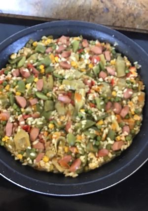 Una foto de Arroz con verduras y salchichas Frankfurt